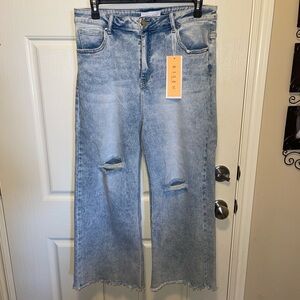 NWT Risen High Rise Light Wash Wide Leg Frayed Ankle Jeans; Size 1XL
